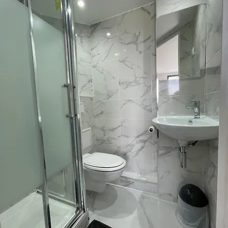 Fasthotel Roissy - فندق سان تويتْسْ