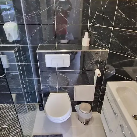 Fasthotel Roissy - فندق سان تويتْسْ
